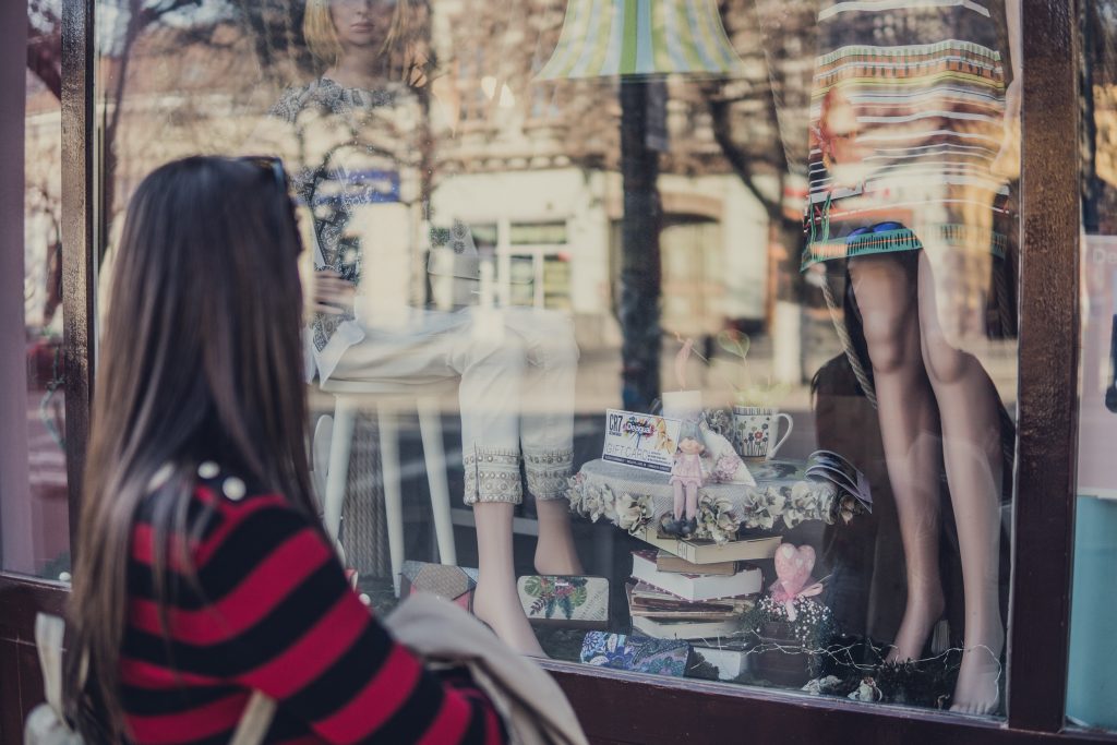 Femme devant une vitrine