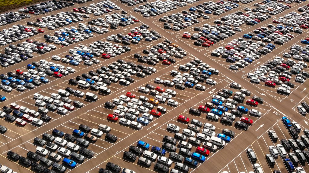 Des voitures sur un grand parking